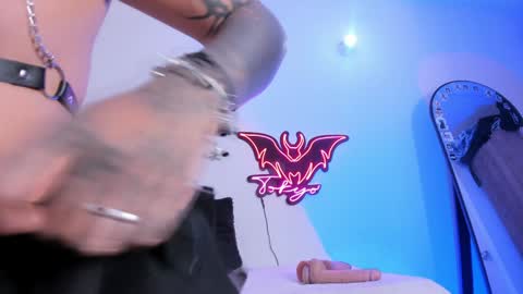   Independent model online show from 21, 1, 2025