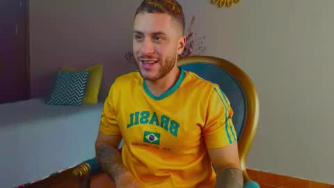 Snapshot of tomdavisxl chatting on 28, 10, 2025 tomDavisXl online show from 28, 10, 2025