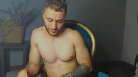 Snapshot of tomdavisxl chatting on 29, 10, 2025 tomDavisXl online show from 29, 10, 2025