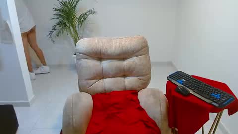 tomy337271 online show from 4, 12, 2025