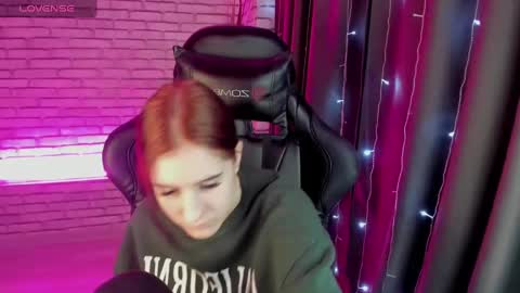 Snapshot of tonya_gray chatting on 5, 1, 2025 tonya_gray online show from 5, 1, 2025