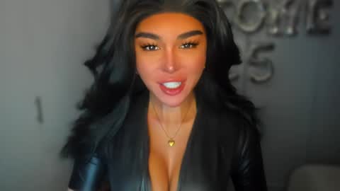 Snapshot of transnextdoor_ chatting on 1, 1, 2025 ALMIGHTY GODDESS VALENTINA online show from 1, 1, 2025