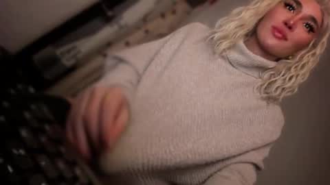 Snapshot of transnextdoor_ chatting on 5, 11, 2025 ALMIGHTY GODDESS VALENTINA online show from 5, 11, 2025