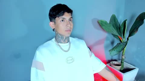 TRAV - INDEPENDENT MODEL online show from 11, 3, 2025