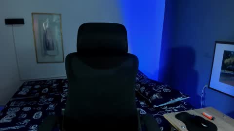 TRAV - INDEPENDENT MODEL online show from 23, 11, 2025