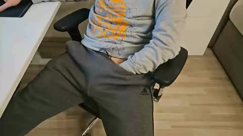 tree1989 online show from 6, 1, 2025