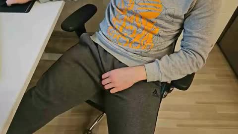 tree1989 online show from 7, 1, 2025