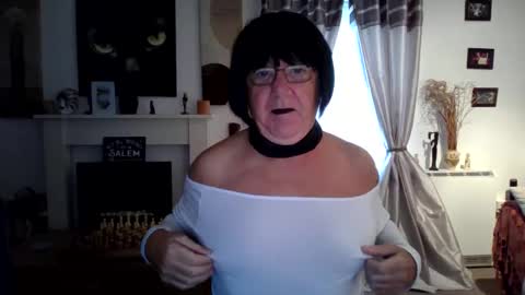 Snapshot of trinity1011 chatting on 1, 10, 2025 trinity1011 online show from 1, 10, 2025