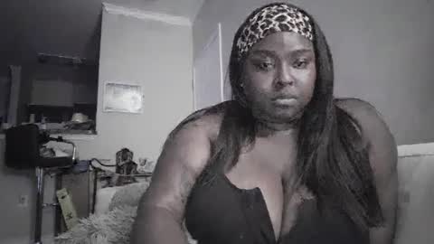 Snapshot of tsunamiiibee chatting on 8, 10, 2025 tsunamiiibee online show from 8, 10, 2025