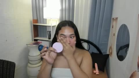 Snapshot of tsuncutkaren chatting on 25, 11, 2025 Karen Oquio online show from 25, 11, 2025