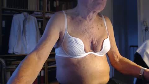 Snapshot of tubaist chatting on 27, 1, 2025 FINN but call me NANNA online show from 27, 1, 2025