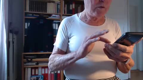 Snapshot of tubaist chatting on 12, 2, 2025 FINN but call me NANNA online show from 12, 2, 2025