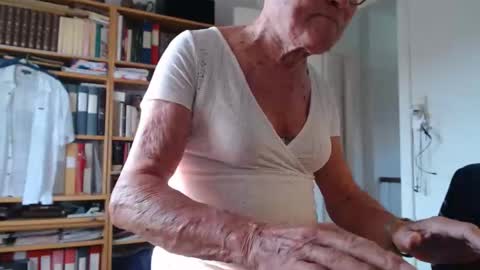 Snapshot of tubaist chatting on 10, 9, 2025 FINN but call me NANNA online show from 10, 9, 2025