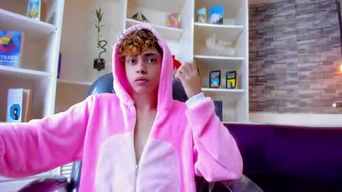 Snapshot of twinkk_guyy chatting on 23, 11, 2025 twinkk_guyy online show from 23, 11, 2025