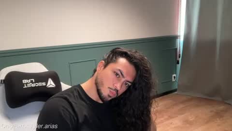 Snapshot of tylerarias chatting on 20, 6, 2026 tylerarias online show from 20, 6, 2026