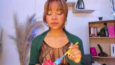 tylla__ online show from 12, 4, 2026