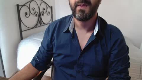 Snapshot of under_thedesk chatting on 17, 5, 2026 Giov online show from 17, 5, 2026