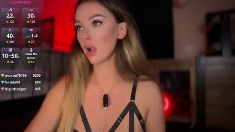 Snapshot of untamed_reina chatting on 5, 7, 2026 Untamed Reina Elegant Goddess online show from 5, 7, 2026