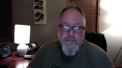 Snapshot of up2later chatting on 4, 1, 2025 up2later online show from 4, 1, 2025