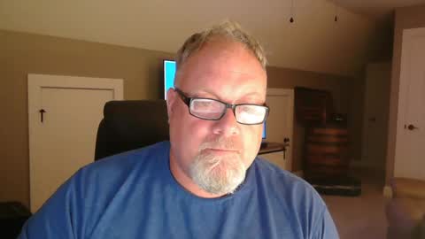 Snapshot of up2later chatting on 2, 10, 2025 up2later online show from 2, 10, 2025