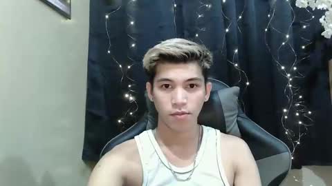 Snapshot of urcutefucking_asianboy chatting on 17, 9, 2025 ASIANBBYBOY online show from 17, 9, 2025