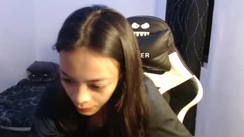 Snapshot of urlovely_yang03 chatting on 21, 11, 2025 juliana online show from 21, 11, 2025