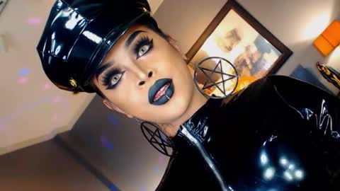 UrMajestyTyra online show from 8, 10, 2025