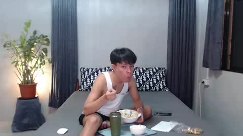 Snapshot of urpinoyasianx chatting on 21, 12, 2025 Mel online show from 21, 12, 2025