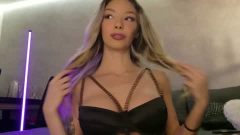 Snapshot of v_deville chatting on 1, 7, 2026 Mia online show from 1, 7, 2026