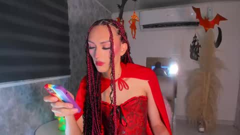 Snapshot of v_suckscock chatting on 31, 10, 2025 online show from 31, 10, 2025