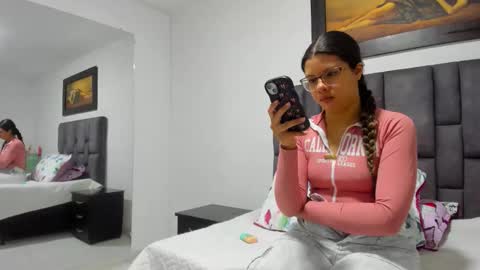 Snapshot of vahiolet_smith chatting on 2, 6, 2026 Vahiolet smith online show from 2, 6, 2026