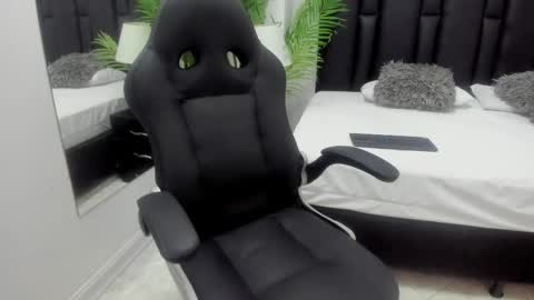 Snapshot of valeri_tafur chatting on 8, 11, 2025 valeri_tafur online show from 8, 11, 2025