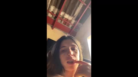 Snapshot of valeria_mendozza chatting on 2, 1, 2025   online show from 2, 1, 2025