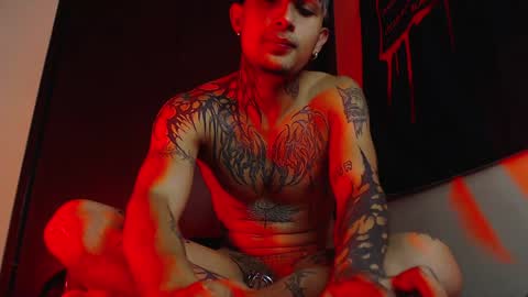 david guzman i model independenthelp me with a thumbs up online show from 25, 1, 2025