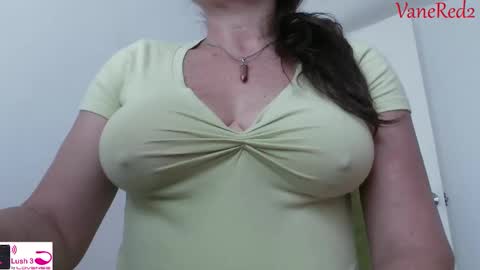 Snapshot of vanessared2 chatting on 11, 2, 2025 Vanesared2 online show from 11, 2, 2025