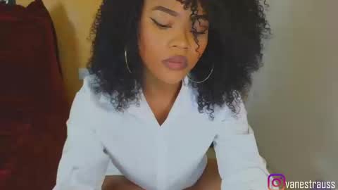 Snapshot of vanestrauss chatting on 14, 11, 2025 New account follow me online show from 14, 11, 2025