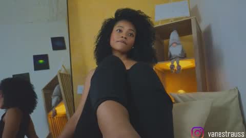 Snapshot of vanestrauss chatting on 22, 11, 2025 New account follow me online show from 22, 11, 2025