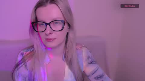 Snapshot of vanillaex_ chatting on 15, 12, 2025 Mia online show from 15, 12, 2025