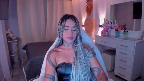 Snapshot of vayolett_bass chatting on 2, 2, 2026 Vayolett Bass online show from 2, 2, 2026