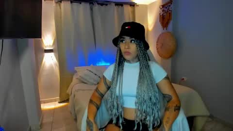 Snapshot of vayolett_bass chatting on 3, 5, 2026 Vayolett Bass online show from 3, 5, 2026