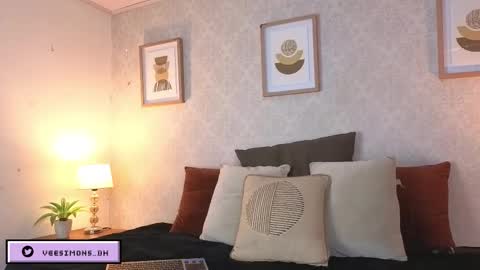 Vee Simons online show from 9, 3, 2026