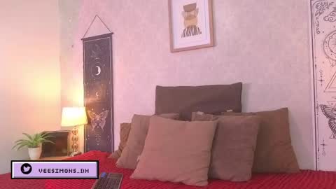 Vee Simons online show from 3, 6, 2026