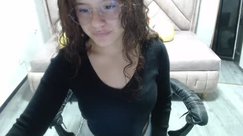 velvet_moon_v online show from 10, 11, 2025