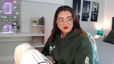 Snapshot of venus_steffen chatting on 2, 10, 2025 Mia online show from 2, 10, 2025