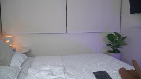 Snapshot of veroniqe_lounge chatting on 24, 1, 2025 V A L help me reach 100likes online show from 24, 1, 2025