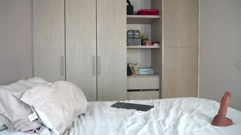 Snapshot of veroniqe_lounge chatting on 4, 3, 2025 V A L help me reach 100likes online show from 4, 3, 2025
