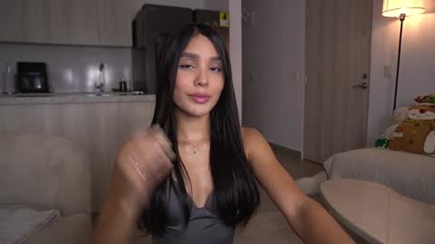 Snapshot of veroniqe_lounge chatting on 3, 11, 2025 V A L help me reach 100likes online show from 3, 11, 2025