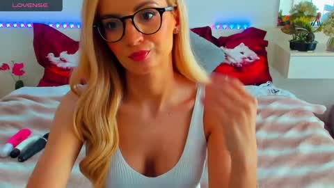 Snapshot of verrasweet4u chatting on 18, 5, 2026 VerraSweet4u online show from 18, 5, 2026