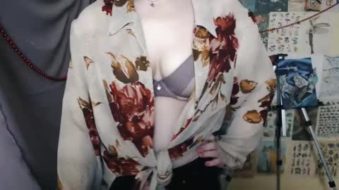 veryveryvery_shy online show from 5, 1, 2025