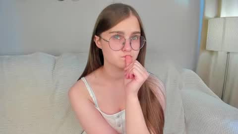 Snapshot of veta_cute chatting on 29, 7, 2026 Emma Sofa online show from 29, 7, 2026